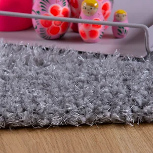 Ein Hochflor Teppich mit unterschiedlichen Garnen gearbeitet in der Nahaufnahme - Ein Hochflor Teppich mit unterschiedlichen Garnen gearbeitet in der Nahaufnahme