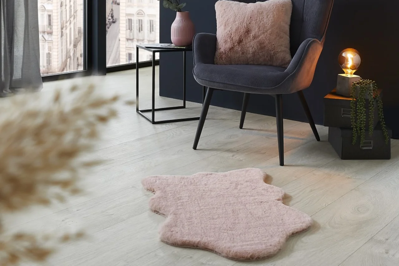 Ein Tierfell Imitat in rosa liegt im Wohnzimmer - Ein Tierfell Imitat in rosa liegt im Wohnzimmer